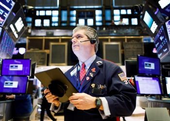 Al término de la sesión en la Bolsa de Nueva York, el Dow Jones se situó en 39.170 unidades, y el selectivo S&P 500 cedió un 0.72%, hasta casi 5.206 puntos.