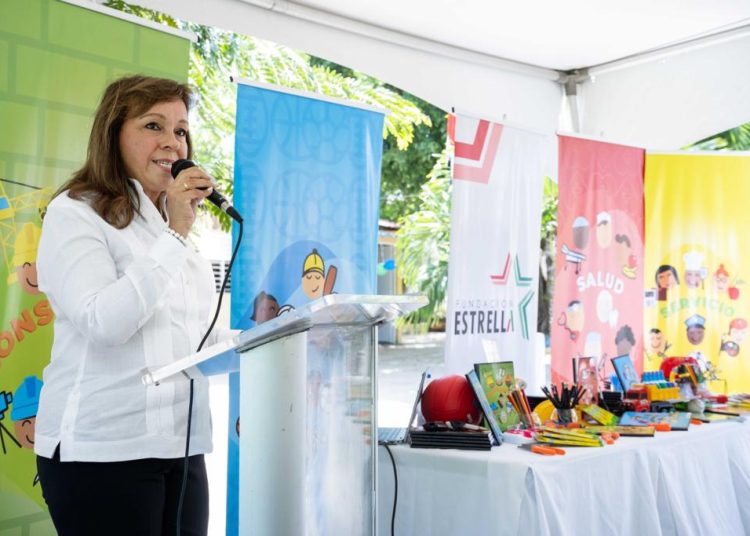 Loly Tavárez de Estrella, presidente de Fundación Estrella, presentó el programa a las escuelas apadrinadas. - Fuente externa.