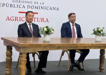 Ministros de Agricultura de República Dominicana y República Popular China, Limber Cruz y Tang Renjian, respectivamente.