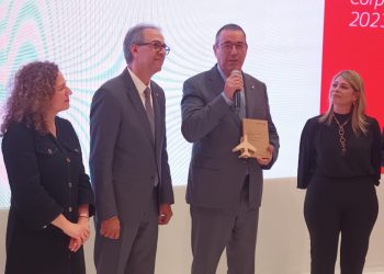 José Mármol, vicepresidente ejecutivo de Comunicaciones, y Juan Manuel Martín de Oliva, vicepresidente de Negocios Turísticos, recibieron el reconocimiento que Iberia otorgó al Banco Popular. - Fuente externa.