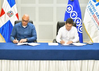 El director ejecutivo del Centro Nacional de Ciberseguridad, Juan Gabriel Gautreaux y el director de Radio Televisión Dominicana, Iván Ruiz, durante la firma del acuerdo. - Fuente externa.