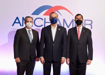 William Malamud, vicepresidente ejecutivo de AmchamDR, Luis Abinader y Roberto Herrera, presidente de AmchamDR.