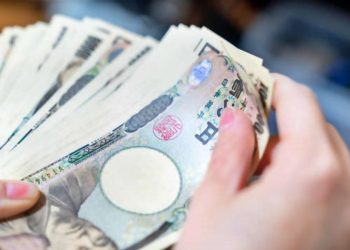 Los salarios no programados, categoría que recoge el pago de horas extra, cayeron un 0.3%, hasta 19,074 yenes. - Fuente externa.