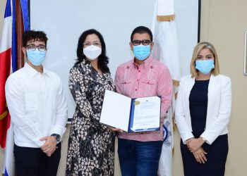 Yobany Díaz y  Rafael Polanco Martínez, del Intec, reciben la certificación por autoridades del Onapi.