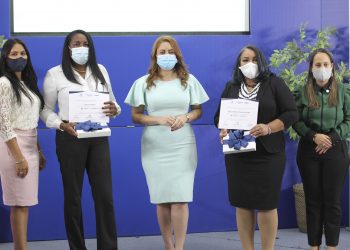 Yolanda Padilla y Mirtha Madelyn Mercado reciben sus certificado de graduación, fueron las más destacadas durante el proceso de formación.