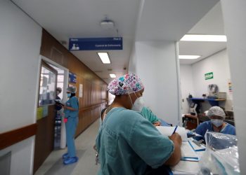 Personal médico trabaja en el hospital Juárez en Ciudad de México (México). | Sáshenka Gutiérrez, EFE.