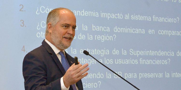 Alejandro Fernández Whipple, superintendente de Bancos, en el Foro Económico elDinero 2021. | Lésther Álvarez