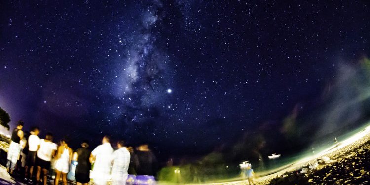 Los turistas disfrutan de un cielo totalmente estrellado durante una observación astronómica en Punta Cana.