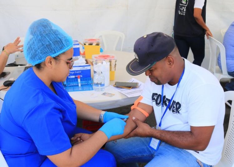 Uno de los problemas más críticos del sistema de salud actual es el desperdicio en salud, el cual incluye la repetición de pruebas innecesarias y la falta de coordinación en el cuidado del paciente.