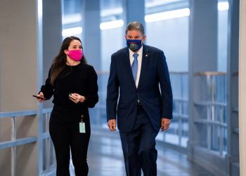 El senador demócrata por Virginia Occidental, Joe Manchin, camina por el Capitolio tras revelar una propuesta para un nuevo paquete de estímulo por valor de US$908,000 millones  para paliar el deterioro de la economía por la pandemia. | Jim Lo Scalzo, EFE.