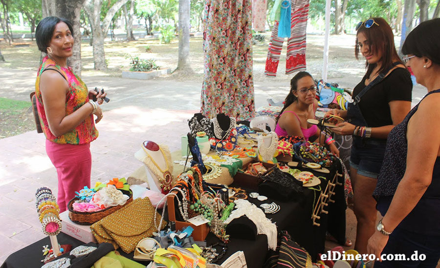 Las mercancías en los bazares se colocan en mesas para que el público elija a su gusto.