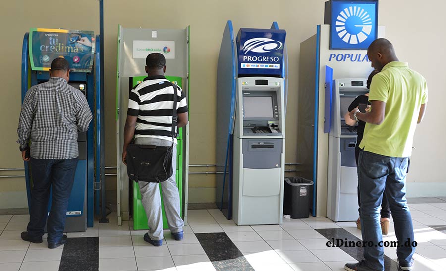 Los cajeros automáticos se han vuelto piezas fundamentales para ahorrar tiempo en las transacciones. | Gabriel Alcántara