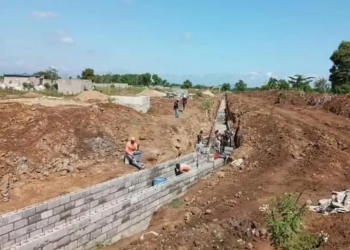 Funcionarios dominicanos del área ofrecieron explicaciones sobre los riesgos de inundación que implica la construcción haitiana. | Fuente externa.