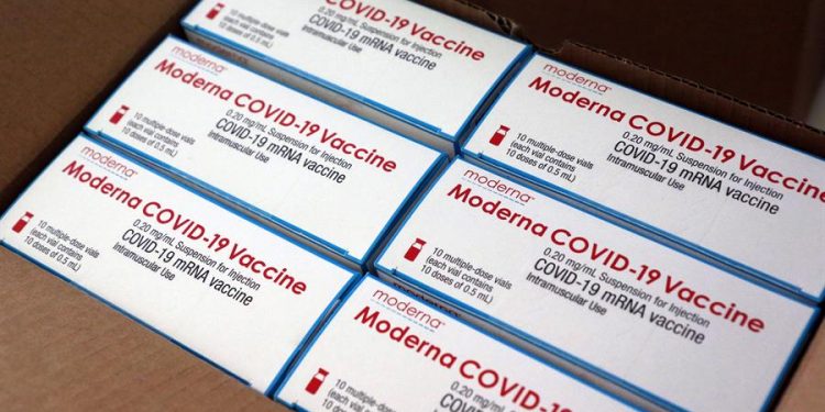 Cargamento de vacunas anticovid de la farmacéutica Moderna. | Janos Vajda, EFE.