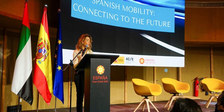 La ministra de Transportes, Movilidad y Agenda Urbana, Raquel Sánchez, interviene en una jornada sobre movilidad sostenible en el Pabellón de España en Expo Dubái 2020. | Iñigo Álvarez, EFE.