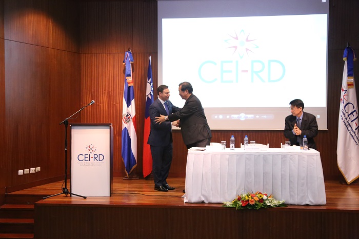 El director del CEI-RD y el embajador de Taiwán, durante el seminario Cómo Exportar a Taiwán.
