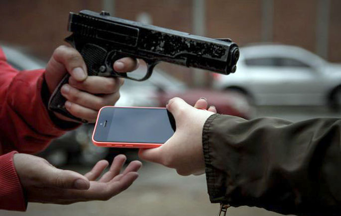 Los teléfonos móviles son el principal atractivo para los delincuentes.