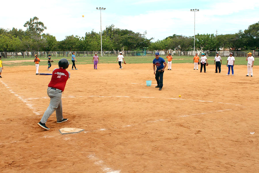 Estos jóvenes se dedican a la práctica del béisbol con el objetivo de alcanzar alguna firma.