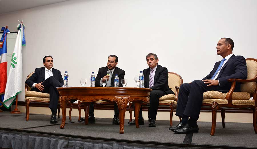 El conversatorio con Joaquín Ruiz fue organizado por el Ministerio de Administración Pública. /GABRIEL ALCÁNTARA.