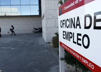 En el caso de España, la cifra de ocupados correspondiente al año pasado era de 20.85 millones, con un crecimiento de 616,000 nuevos ocupados, el 32.2% del incremento del empleo en el conjunto de la UE.