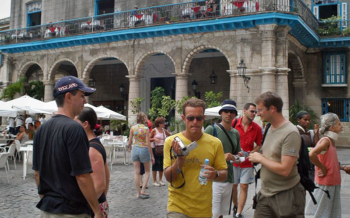 Cuando se excluyen los turistas de Estados Unidos se concluye en que Cuba recibe mucho más visitantes extranjeros que República Dominicana.