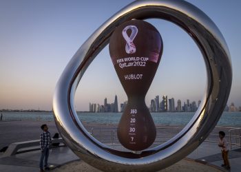 Estatuilla que representa un reloj de arena con la cuenta regresiva del mundial de Qatar, 2022. | Darko Bandic, AP.