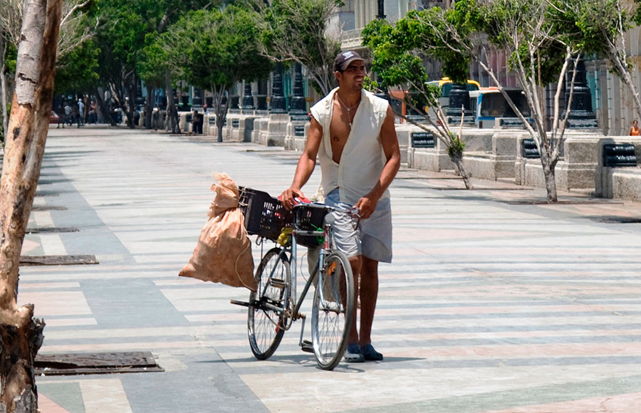 El salario mensual por trabajador en Cuba ascendió a 696 pesos (equivalentes a 27.8 dólares), lo que representa un crecimiento del 12%.