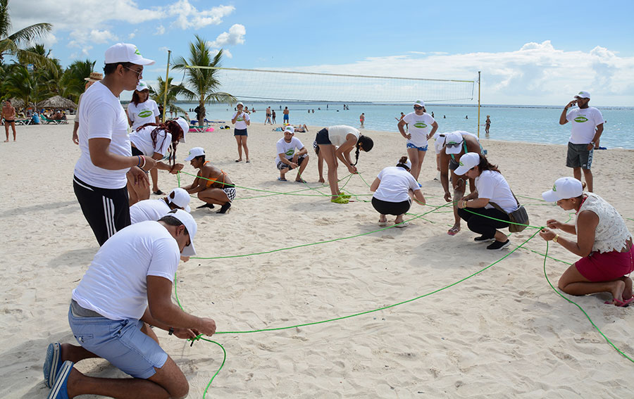 Voluntarios preparando la estructura para el vivero de corales.