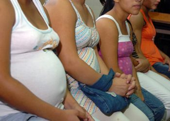 Las niñas de menos de 15 años embarazadas, corren más riesgo de mortalidad de ellas y del bebé.