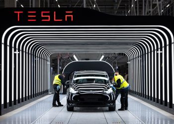 Empleados en la fábrica de Tesla de Berlin. | Fuente externa.