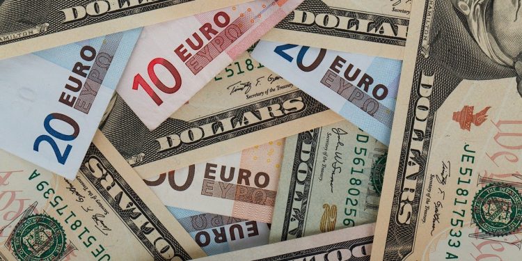 Euros y dólares. | Pixabay.