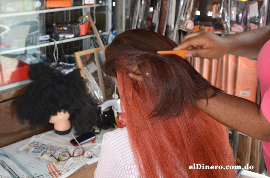 El proceso de adaptación de pelo se puede realizar hasta en las aceras de la Avenida Duarte.