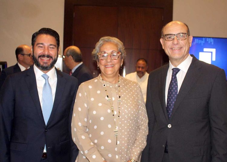 Francisco Torres, Vilma Arbajo y José Luis de Ramón, durante el III Foro Económico elDinero 2023.