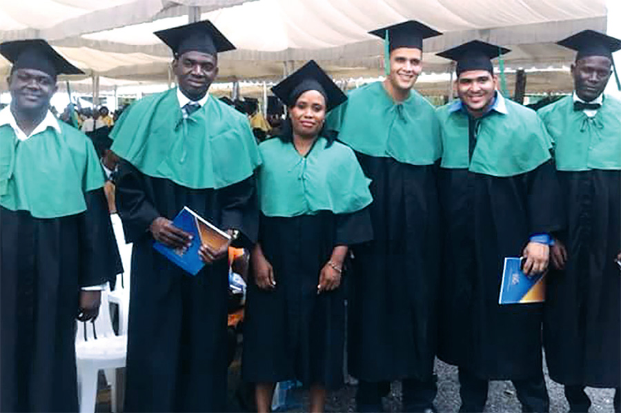 Algunos estudiantes haitianos que se graduaron este año junto a dominicanos en la UASD.