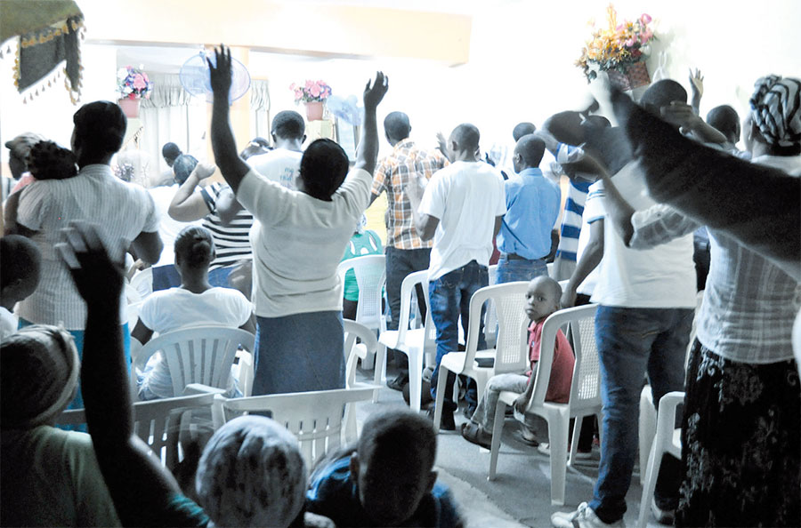 Los haitianos evangélicos realizan cultos diariamente a partir de las 7:00 de la noche en la mayoría de las congregaciones a las que asisten.