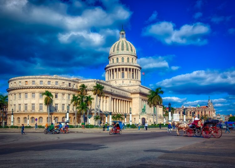 Cuba se ha fijado el propósito de alcanzar los 3.5 millones de turistas internacionales en 2023. | Pixabay