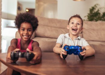Niños usando videojuegos - Fuente externa.