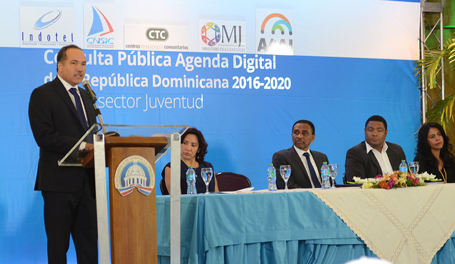 El director ejecutivo del Indotel, Leonardo Alberty Canela, interviene en la apertura de la consulta pública de la Agenda Digital 2016-2020.
