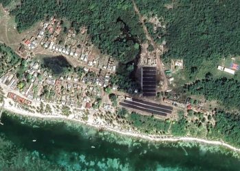 Paneles solares instalados por CEPM en la isla Saona, vistos desde imagen satelital.