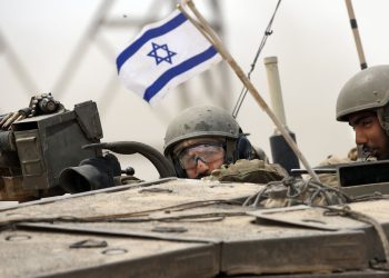 Soldados israelíes sobre tanques de guerra. - Fuente externa.