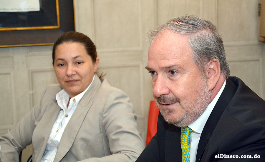 Virginia Henríquez, Gerente de Marketing, junto a Guillermo Arancibia, CEO de JMMB en República Dominicana. | Lésther Álvarez