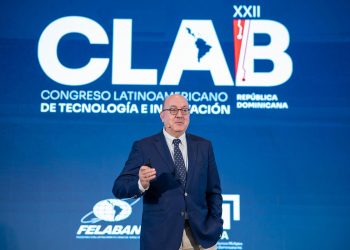 El expresidente de la Asociación Española de Banca, José María Roldán, disertando para el XXII CLAB.