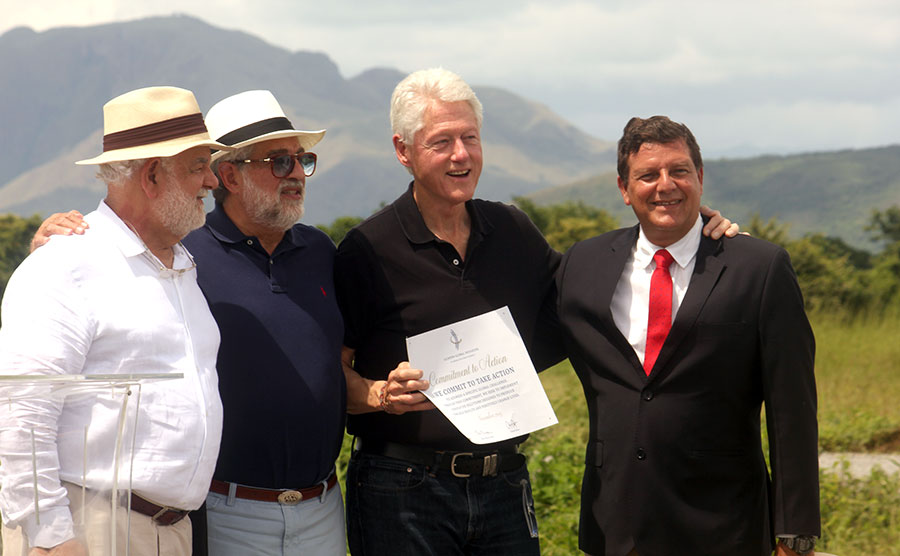 Acompañaron a Bill Clinton en la visita los empresarios Rolando González Bunster, Carlos Slim y Frank Giustra.