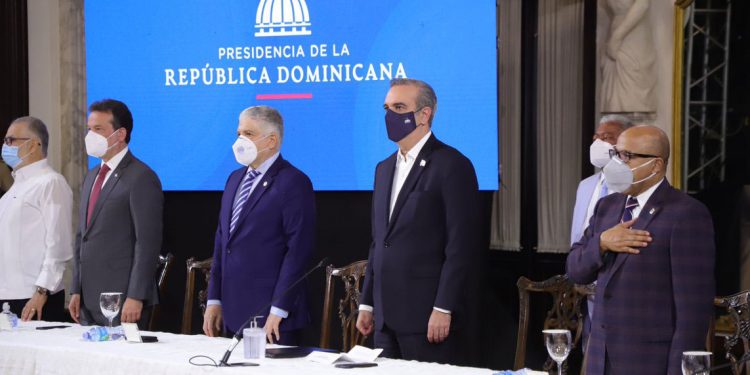 El presidente Luis Abinader encabeza la rueda de prensa en donde se anunció la reactivación de la Comisión Nacional de Empleo. | Presidencia de la República