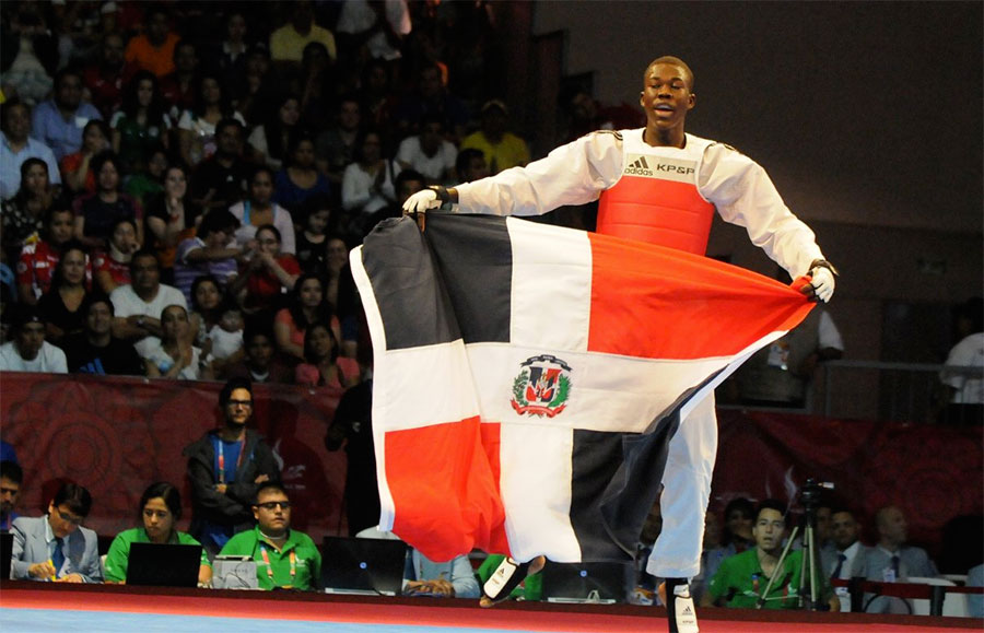Luís Pie muestra la medalla que obtuvo en los Juegos Centroamericanos y del Caribe de 2014, al participar en la selección de Taekwondo.