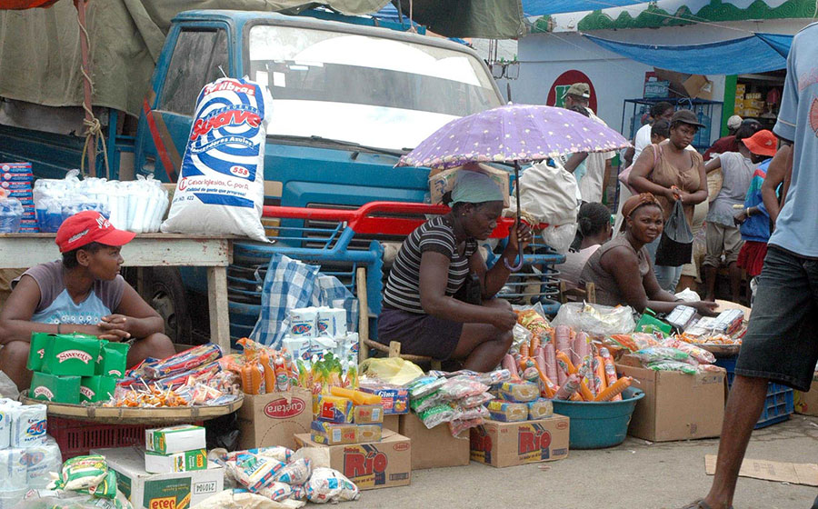 Imagen de archivo de una comerciante junto a sus productos en el mercado binacional.