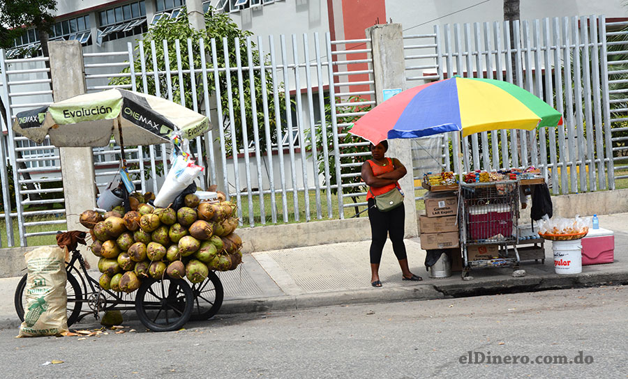 El mercado laboral dominicano tiene una alta carga de actividades en la informalidad.