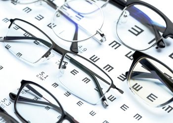 El optometrista brinda atención primaria en salud visual y se diferencia del oftalmólogo en que no es médico, sino graduado en Óptica.