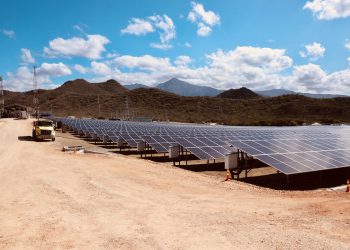 AES inauguró su primera operación 100% renovable en República Dominicana con la instalación del parque Bayasol de 142,920 paneles solares para producir 50 megavatios en Matanzas, Peravia.