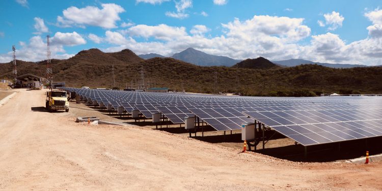 AES inauguró su primera operación 100% renovable en República Dominicana con la instalación del parque Bayasol de 142,920 paneles solares para producir 50 megavatios en Matanzas, Peravia.